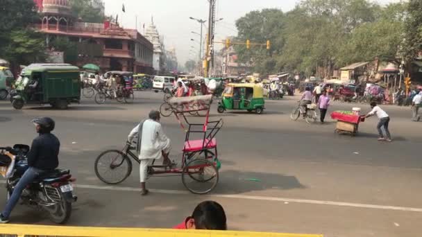 印度德里 2015年11月20日 新德里旧城区拥挤嘈杂的街道挤满了忙于日常活动的车辆和人员 — 图库视频影像