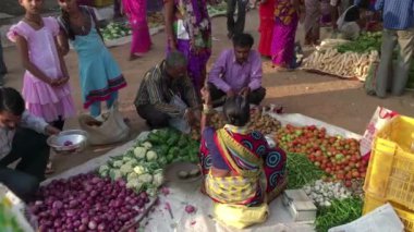Mocha, Kanha, Madhya Pradesh, Hindistan - 25 Kasım 2015: Gayri resmi Hint sokak satıcıları açık pazarda taze ürün satıyorlar
