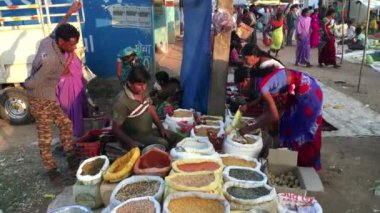Mocha, Kanha, Madhya Pradesh, Hindistan - 25 Kasım 2015: Gayri resmi Hint sokak satıcıları açık pazarda baharat satıyorlar
