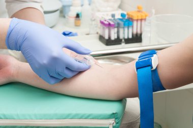 Hemşire kan tedavi odaya alır.