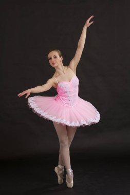 Siyah izole pembe elbiseli Genç balerin