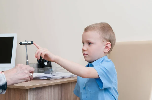 Μικρό Αγόρι Αντανακλαστικό Σφυρί Στην Κλινική Κατά Την Ιατρική Εξέταση — Φωτογραφία Αρχείου