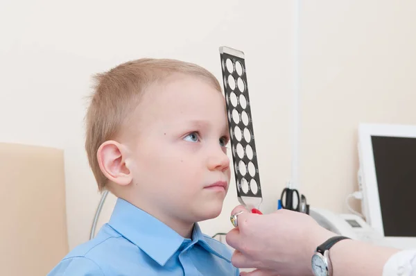 Küçük çocuk, Doktor. Göz doktoru Kliniği çocuk gözlerime incelenmesi