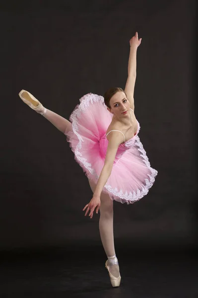 美丽的芭蕾舞演员站在脚趾粉红色的芭蕾舞短裙 — 图库照片