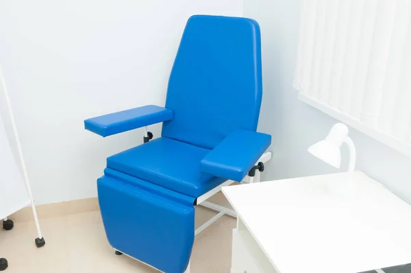Καρέκλα Για Λήψη Αίματος Στην Αίθουσα Θεραπείας Στην Κλινική — Φωτογραφία Αρχείου