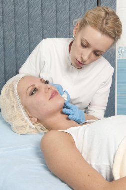 RF kaldırma. Kadın yüz yordamı alıyorum. Kozmetik.