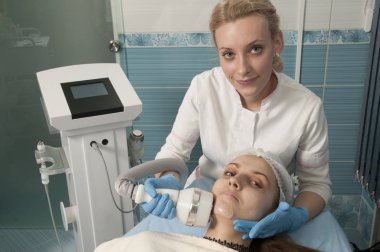 Kozmetik bilimi prosedürü. Yüz bakımı. Ultrasound Cavitation anti-aging, Rejuvenation, Lift Prosedürü.