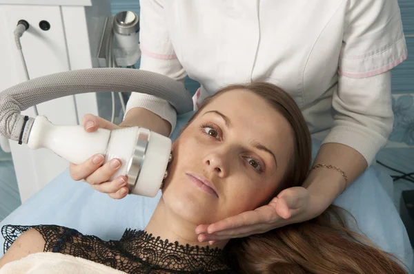 Frau Bekommt Lifting Verfahren — Stockfoto