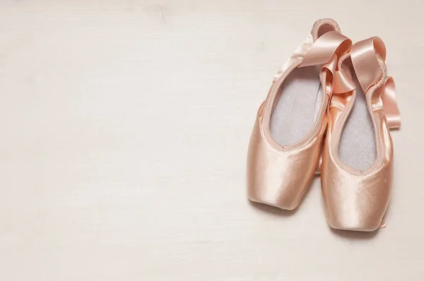 Paar Twee Satijnen Russische Roze Ballet Pointes Kunnen Teweegbrengen Liggend — Stockfoto