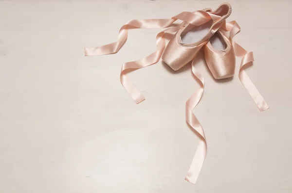 Paar Twee Satijnen Ballet Schoenen Met Lange Linten Liggend Een — Stockfoto