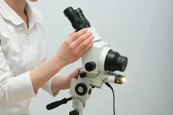 Kvinna Gynekolog Arbetar Med Colposcope — Stockfoto