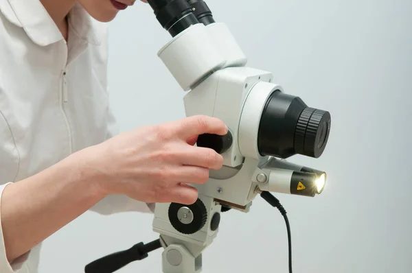 Κοντινό Πλάνο Γυναίκα Γυναικολόγος Συνεργάζεται Κολποσκόπιο — Φωτογραφία Αρχείου