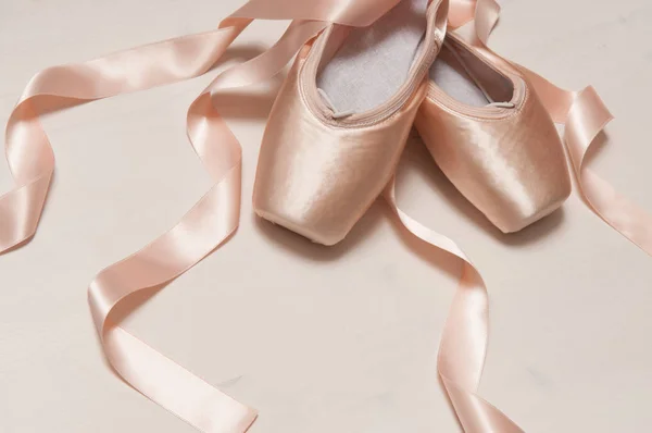 Ballettschuhe Aus Satin Mit Bändern — Stockfoto