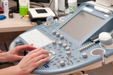 Ultrason cihazında doktor elleri