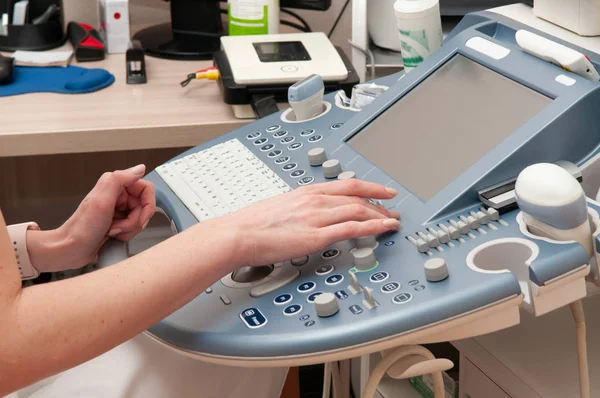 Mãos Médico Perto Máquina Ultra Som — Fotografia de Stock