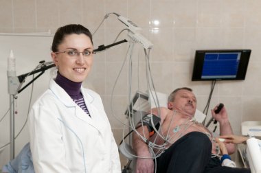 Tıp doktoru ve kardiyoloji muayenesi