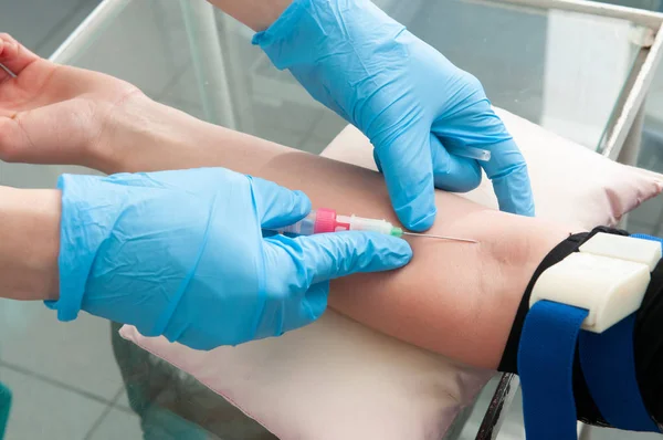 Hand Sjuksköterska Eller Läkare Blå Handskar Blodprov Från Patient Sjukhuset — Stockfoto