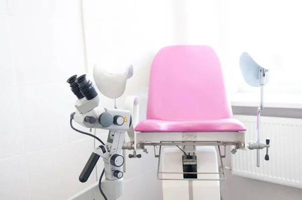 Klinikte kolposkopla jinekolojik sandalye