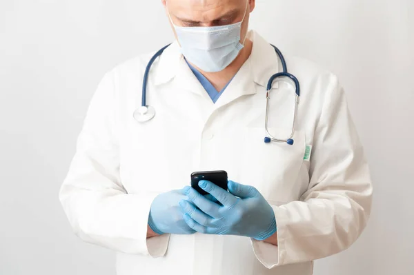 Manlig Läkare Med Mobiltelefon Läkare Nätet Telemedicin — Stockfoto
