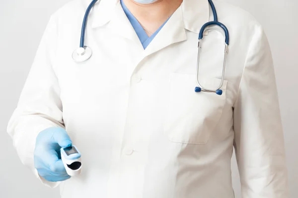 Läkare Med Stetoskop Handskar Med Pulsoximeter Kardiologi — Stockfoto