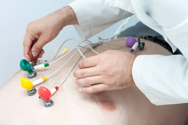 Elektrokardiografia Szpitalu Zbliżenie Klatki Piersiowej Mężczyzny Pomocą Elektrod Pomiaru Elektrokardiografii — Zdjęcie stockowe