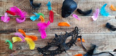 Dia de los Muertos dekorasyon Meksika tatil - renkli tüyler, kafatası ve tarih düzenlenmiş maskesi için arka plan woodden