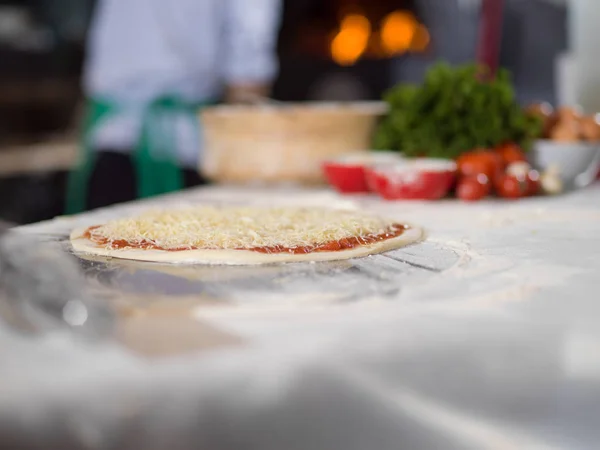 Rohe Pizza Margarita Zum Braten Zubereitet — Stockfoto