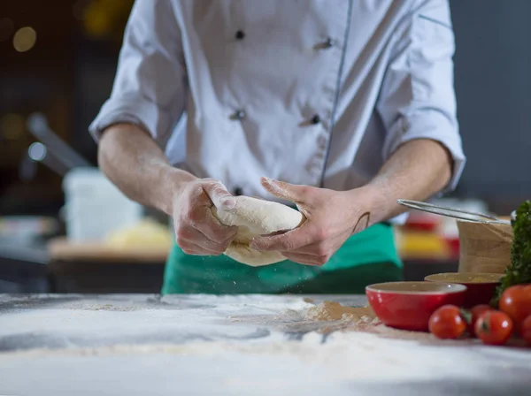 Küchenchef Bereitet Teig Für Pizza Auf Tisch Mit Mehl Bestreut — Stockfoto