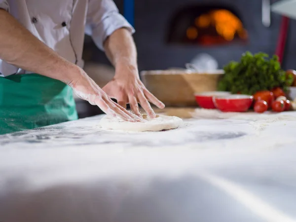 Šéfkuchař Připravuje Těsto Pizzu Rukama Posypanýma Moučným Stolem — Stock fotografie