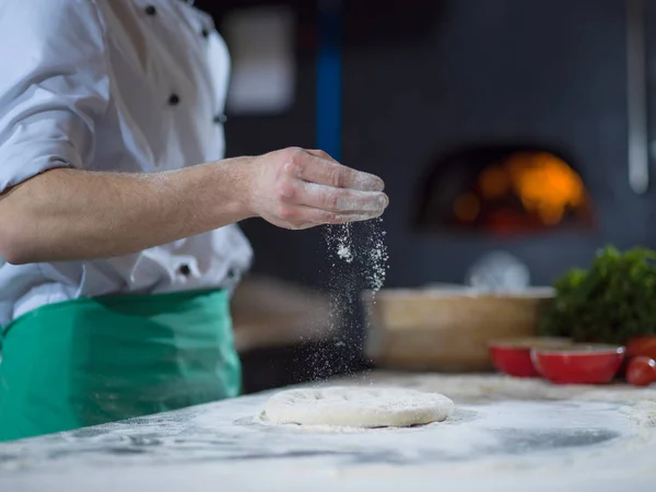 Séf Locsoló Liszt Felett Friss Pizza Tészta Konyhaasztalon — Stock Fotó