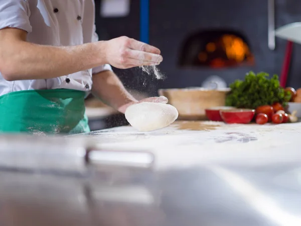 Küchenchef Bereitet Teig Für Pizza Auf Tisch Mit Mehl Bestreut — Stockfoto