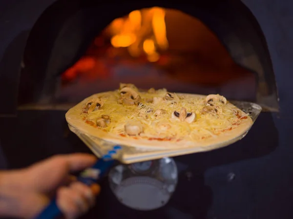 Chef Mettant Délicieuse Pizza Four Bois Brique Avec Bois Chauffage — Photo