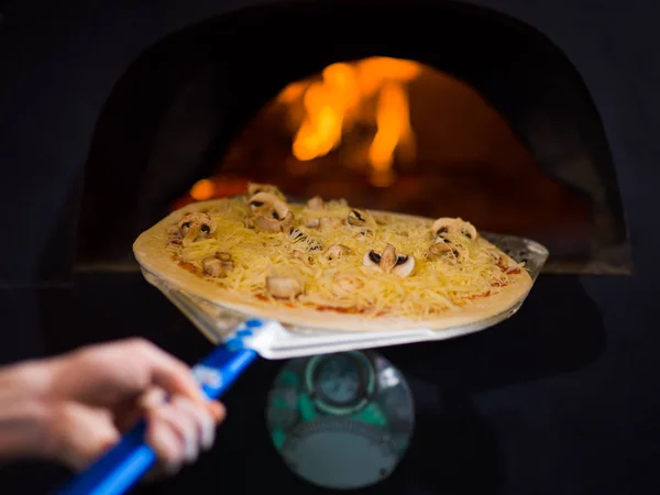 Chef Legt Leckere Pizza Ziegelholzofen Mit Brennholz Und Flamme — Stockfoto