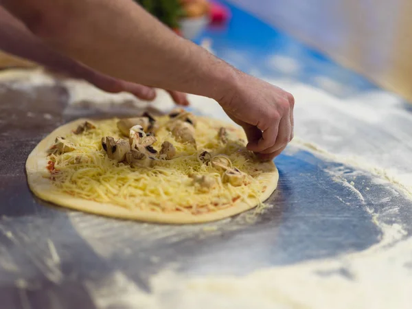 Koch Legt Frische Pilze Über Pizzateig Auf Küchentisch — Stockfoto