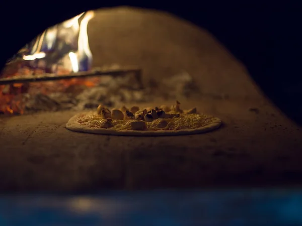 Kuchař Uvedení Lahodnou Pizzu Cihla Pecí Dřevo Dříví Oheň Plamen — Stock fotografie