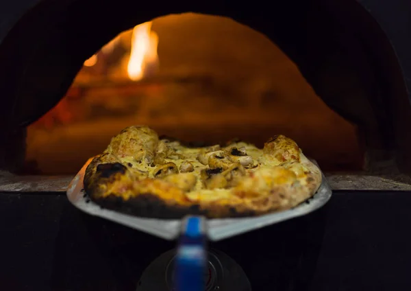 Chef Χρησιμοποιώντας Ειδικό Φτυάρι Για Αφαιρέσετε Ζεστό Πίτσα Από Φούρνο — Φωτογραφία Αρχείου