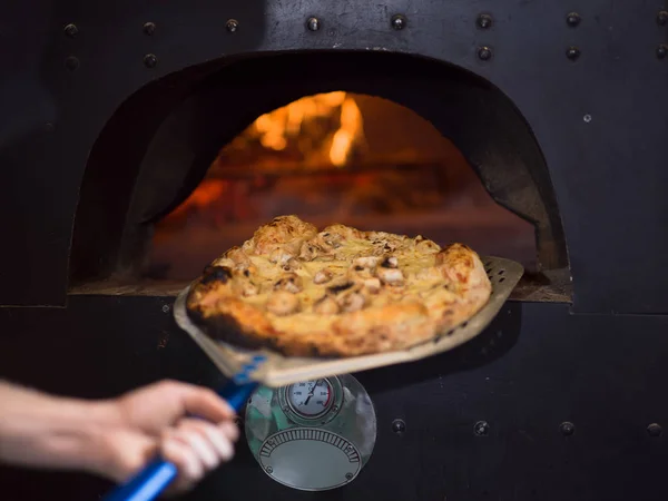 Chef Entfernt Heiße Pizza Mit Spezialschaufel Vom Herd Sie Gebacken — Stockfoto