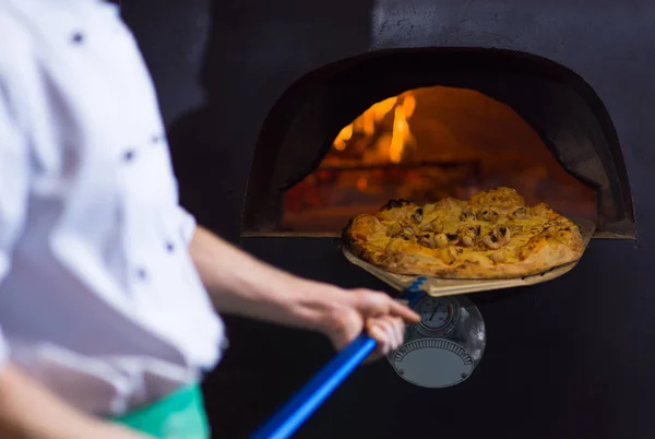 Chef Χρησιμοποιώντας Ειδικό Φτυάρι Για Αφαιρέσετε Ζεστό Πίτσα Από Φούρνο — Φωτογραφία Αρχείου