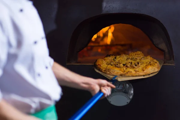 Chef Entfernt Heiße Pizza Mit Spezialschaufel Vom Herd Sie Gebacken — Stockfoto