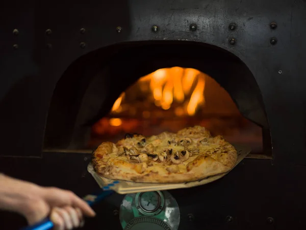 Chef Entfernt Heiße Pizza Mit Spezialschaufel Vom Herd Sie Gebacken — Stockfoto