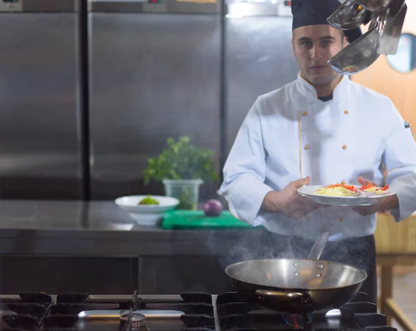 料理を作るマスターシェフ 鍋でフライパン 食品コンセプト — ストック写真