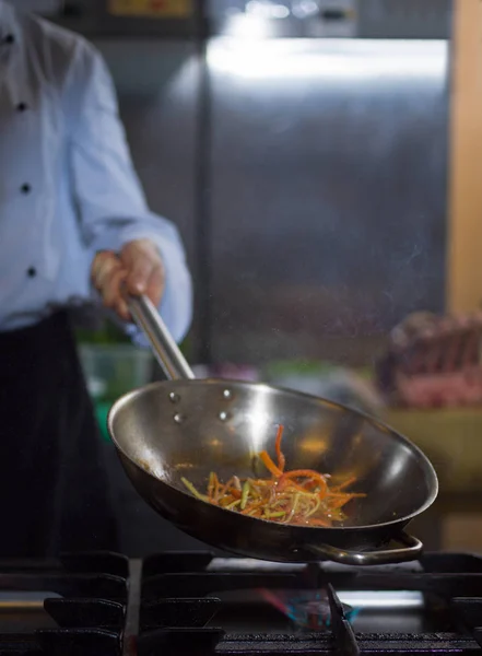 Chef Cuisinier Faire Flambe Sur Nourriture Dans Cuisine Restaurant — Photo