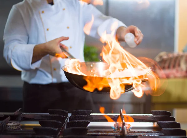 Séf Főzés Csinál Flambe Élelmiszer Étteremben Konyha — Stock Fotó