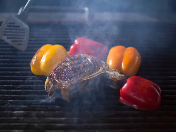 Master Chef Cucina Deliziose Bistecche Carne Alla Griglia Con Verdure — Foto Stock