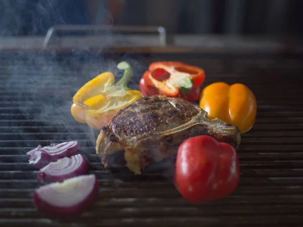 バーベキューの野菜とおいしい肉のグリル ステーキ — ストック写真