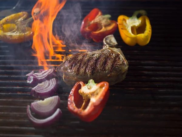 Délicieux Steak Viande Grillée Aux Légumes Sur Barbecue — Photo