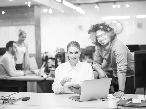 Retrato Empresários Bem Sucedidos Escritório Startup Ocupado — Fotografia de Stock