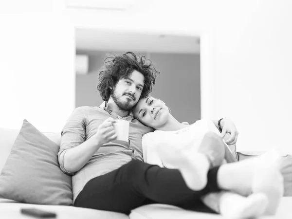 Young Couple Sofa Watching Television Together Luxury Home — Stock Photo, Image