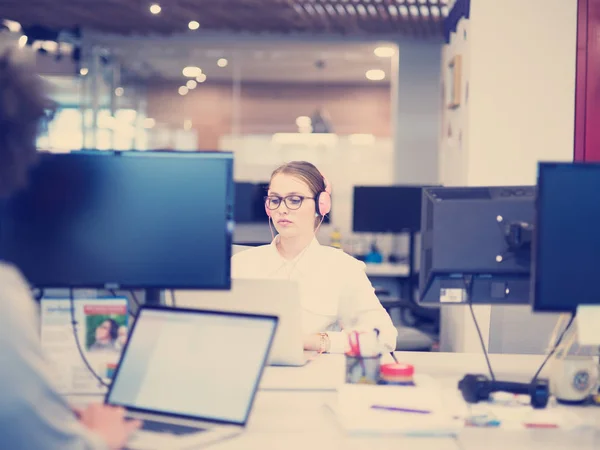 Ung Kvinnlig Entreprenör Freelancer Arbetar Med Bärbar Dator Coworking Utrymme — Stockfoto