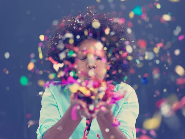 Hermosa Joven Mujer Negra Celebrando Año Nuevo Fiesta Navidad Mientras —  Fotos de Stock